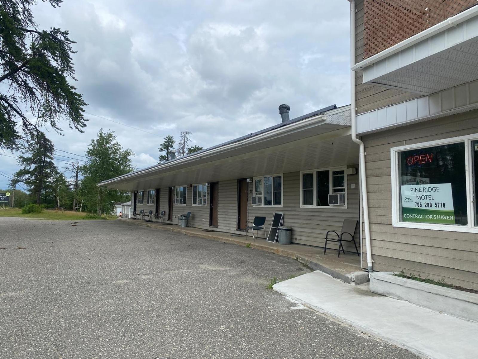 Pine Ridge Motel Timmins Buitenkant foto