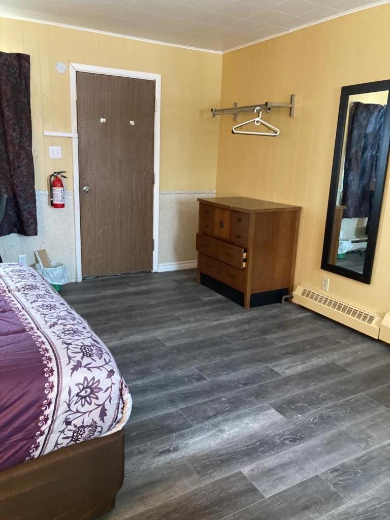 Pine Ridge Motel Timmins Buitenkant foto